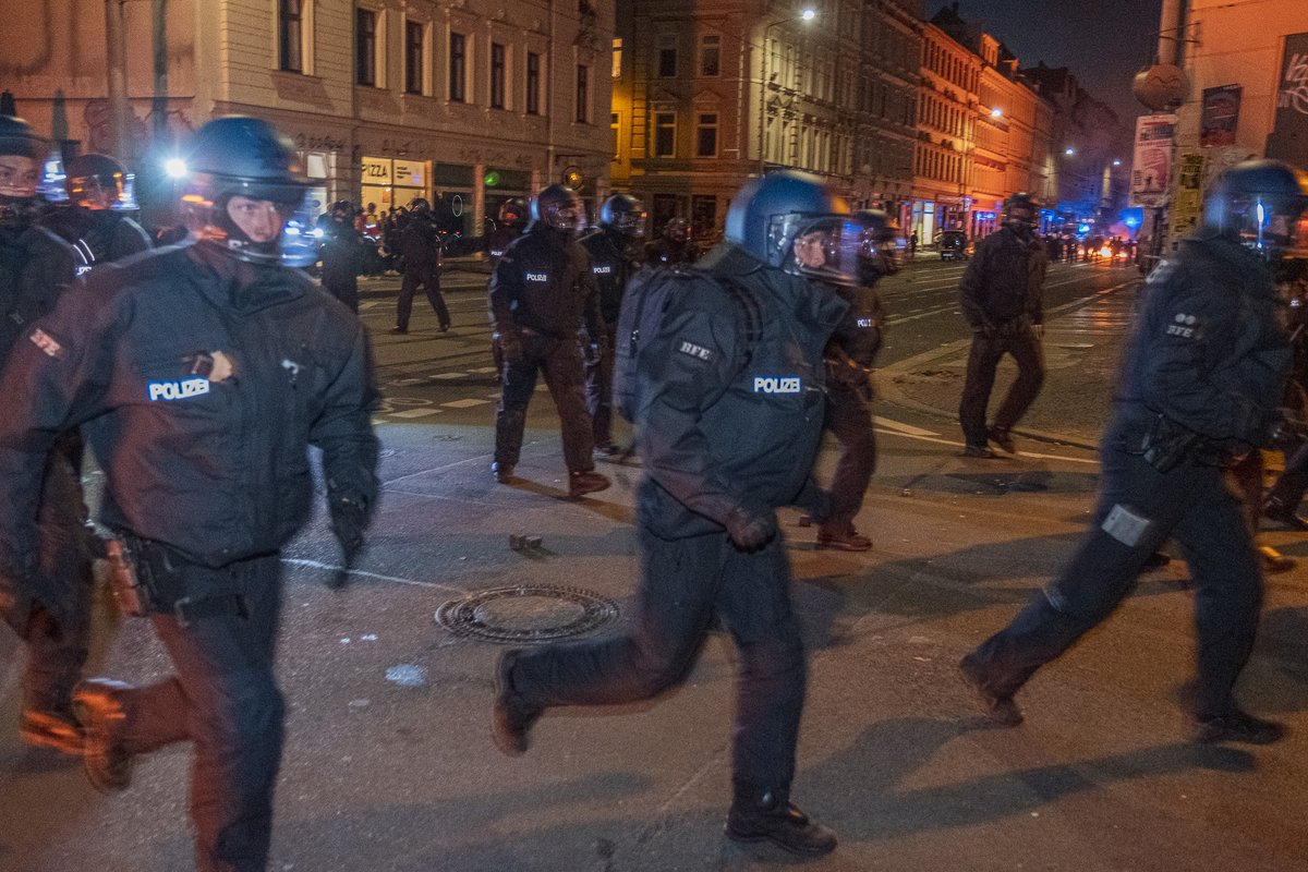 mor_schl's tweet photo. Abseits der festges. Versammlung am Heinrich-Schütz-Platz zogen am Samstag mehrere hundert Linke durch #Connewitz und lieferten sich ein Katz &amp; Maus Spiel mit der Polizei. Eine BP BFE Einheit meinte dabei Journos attackieren zu müssen. Bilder &amp; Thr. (/5) #le0306 #Pressefreiheit https://t.co/mbamvnM2F6