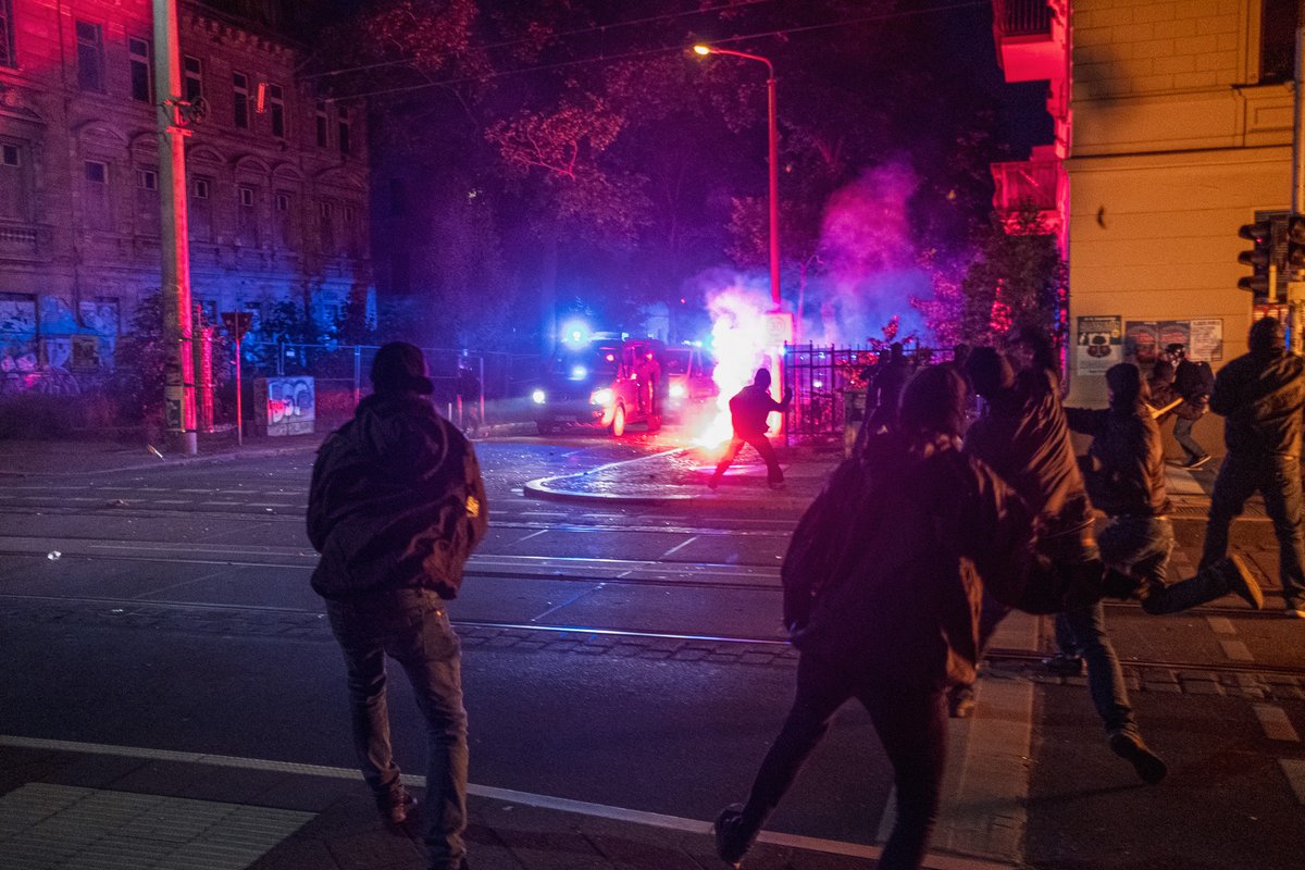 mor_schl's tweet photo. Abseits der festges. Versammlung am Heinrich-Schütz-Platz zogen am Samstag mehrere hundert Linke durch #Connewitz und lieferten sich ein Katz &amp; Maus Spiel mit der Polizei. Eine BP BFE Einheit meinte dabei Journos attackieren zu müssen. Bilder &amp; Thr. (/5) #le0306 #Pressefreiheit https://t.co/mbamvnM2F6