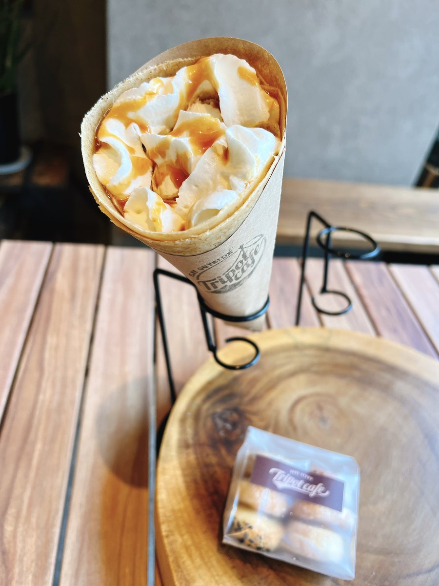 Hana_Koi_01's tweet photo. 今日のおやつは生クリームとキャラメルクリームのクレープを息子と半分こ。他にも色んな種類があって、特に生地の味が好きでたまに食べたくなる。
#Tripot cafe BAKE stand
#スイーツ https://t.co/LuNVvJEEkw