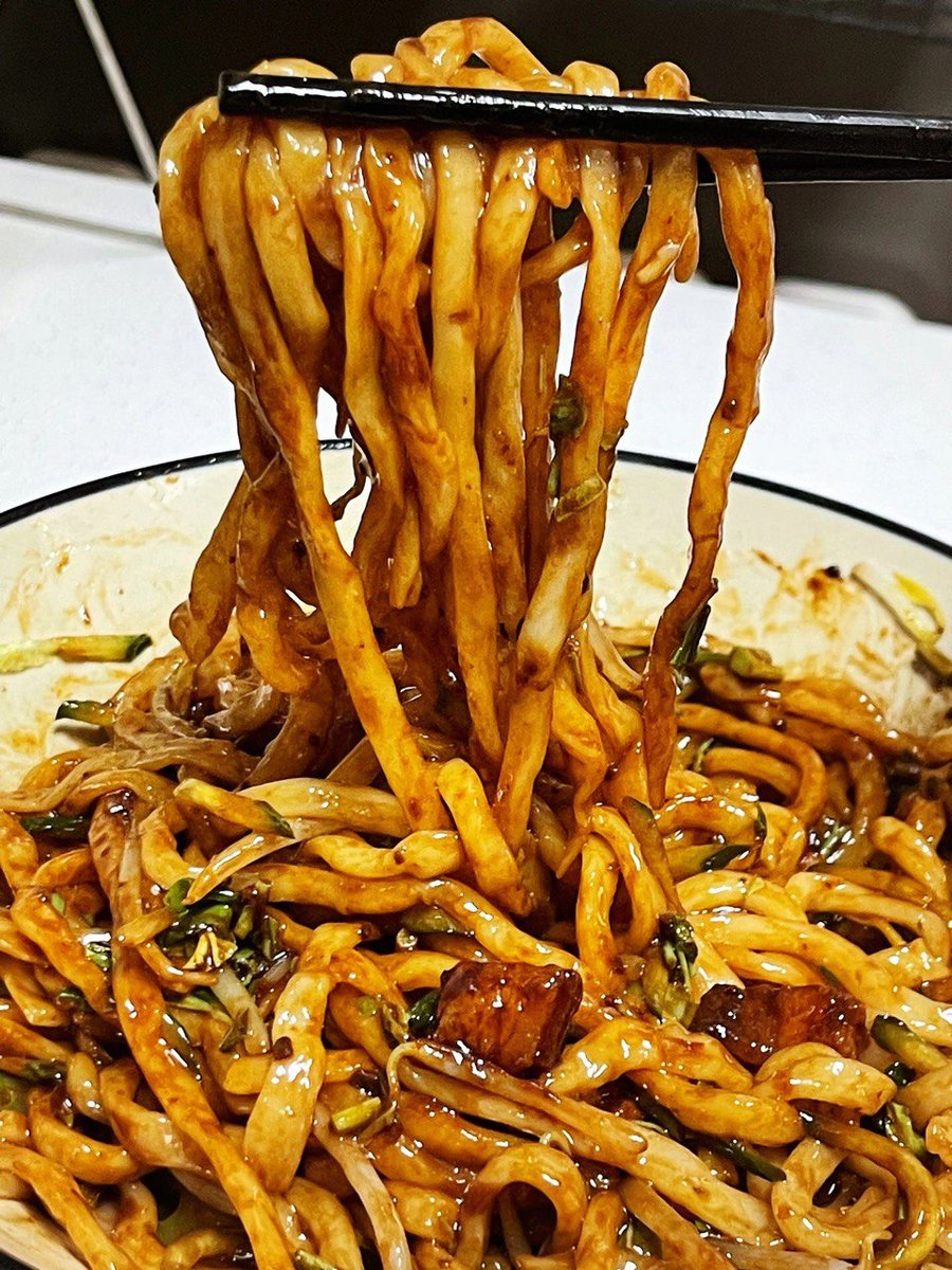 NickiScott267's tweet photo. The making of Jajangmyeon is passed down from family to family. If you want to learn, like it, I will teach it myself. 😁😁 https://t.co/iQTaVOfD3J