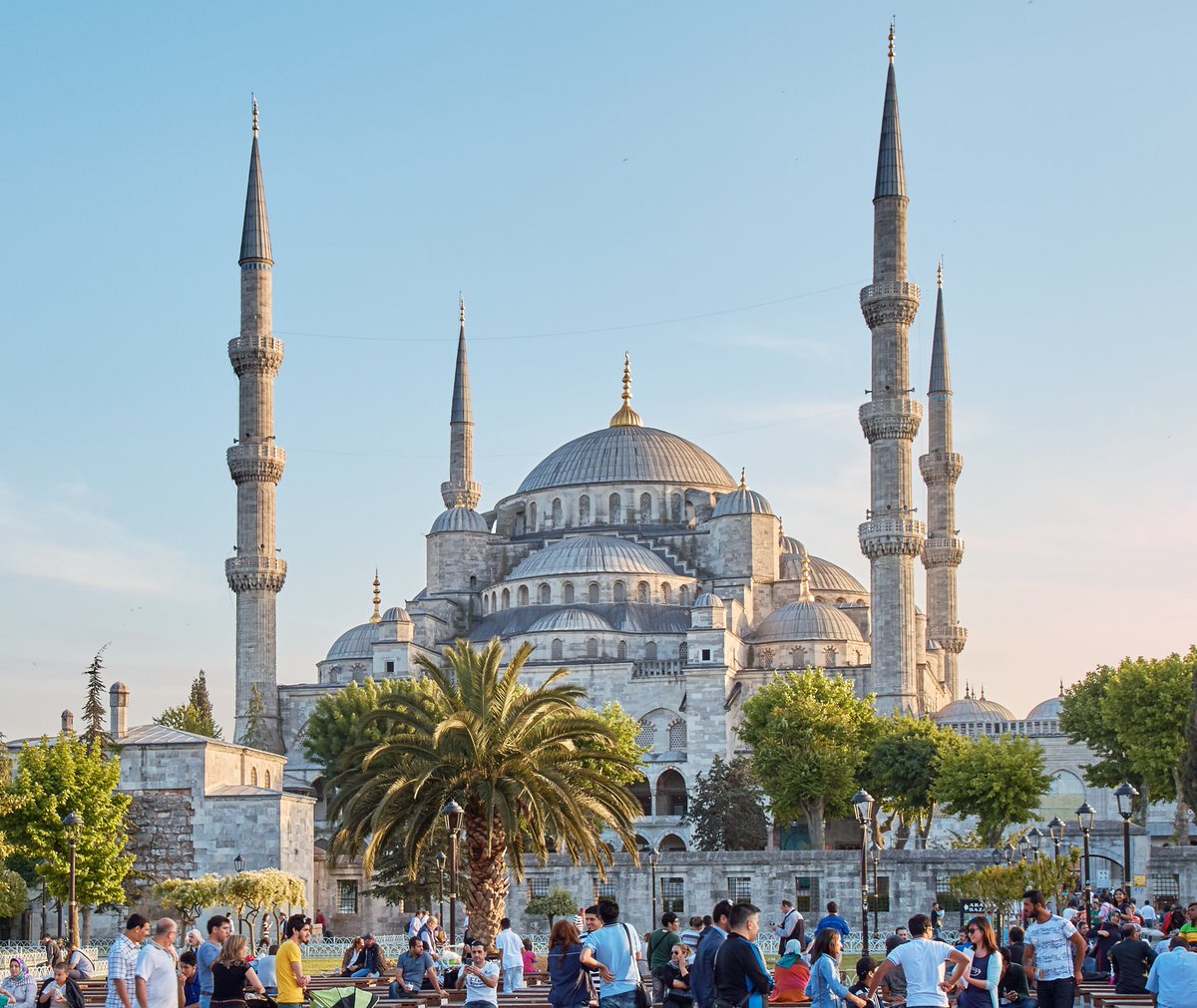 emreesari's tweet photo. @ihsanmercan_ Kilise olarak inşa edilen Ayasofya / Sultanahmet Camii 

Mimarileri neden bu kadar benziyor bilen var mı? https://t.co/pLnaebna6P