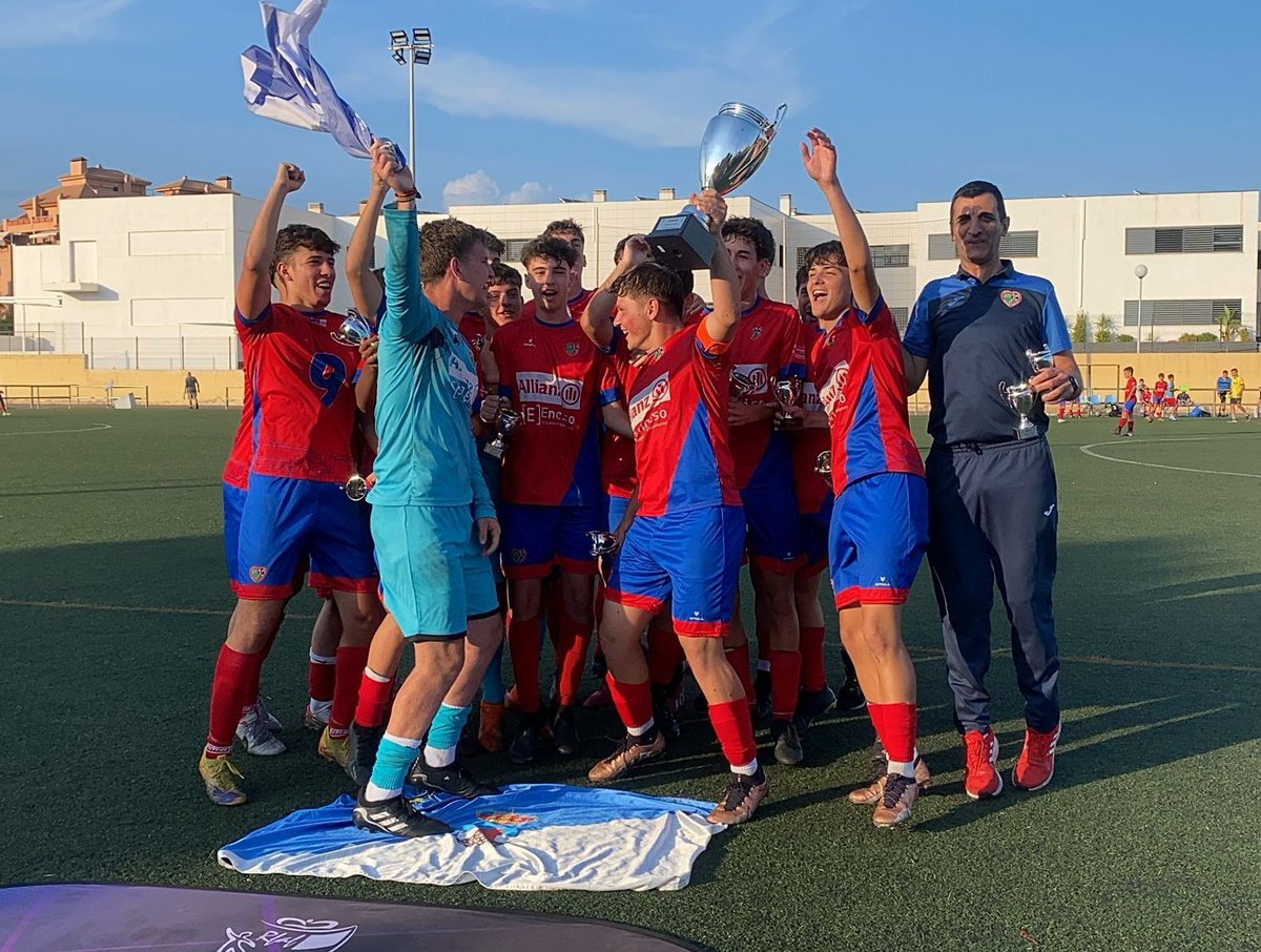 RFAFAlmeria's tweet image. ⚽ El @UdCiudad se proclama Campeón de la 3a And. Juvenil🥇

🥈El segundo puesto fue para @losmolinoscf 

🏆 Hizo entrega de la copa y sus réplicas, y de las medallas de Subcampeón, el Vicepresidente @pedrolopez2012

🔝¡Enhorabuena a ambos equipos! 👏👏👏

💟 FútbolRFAF