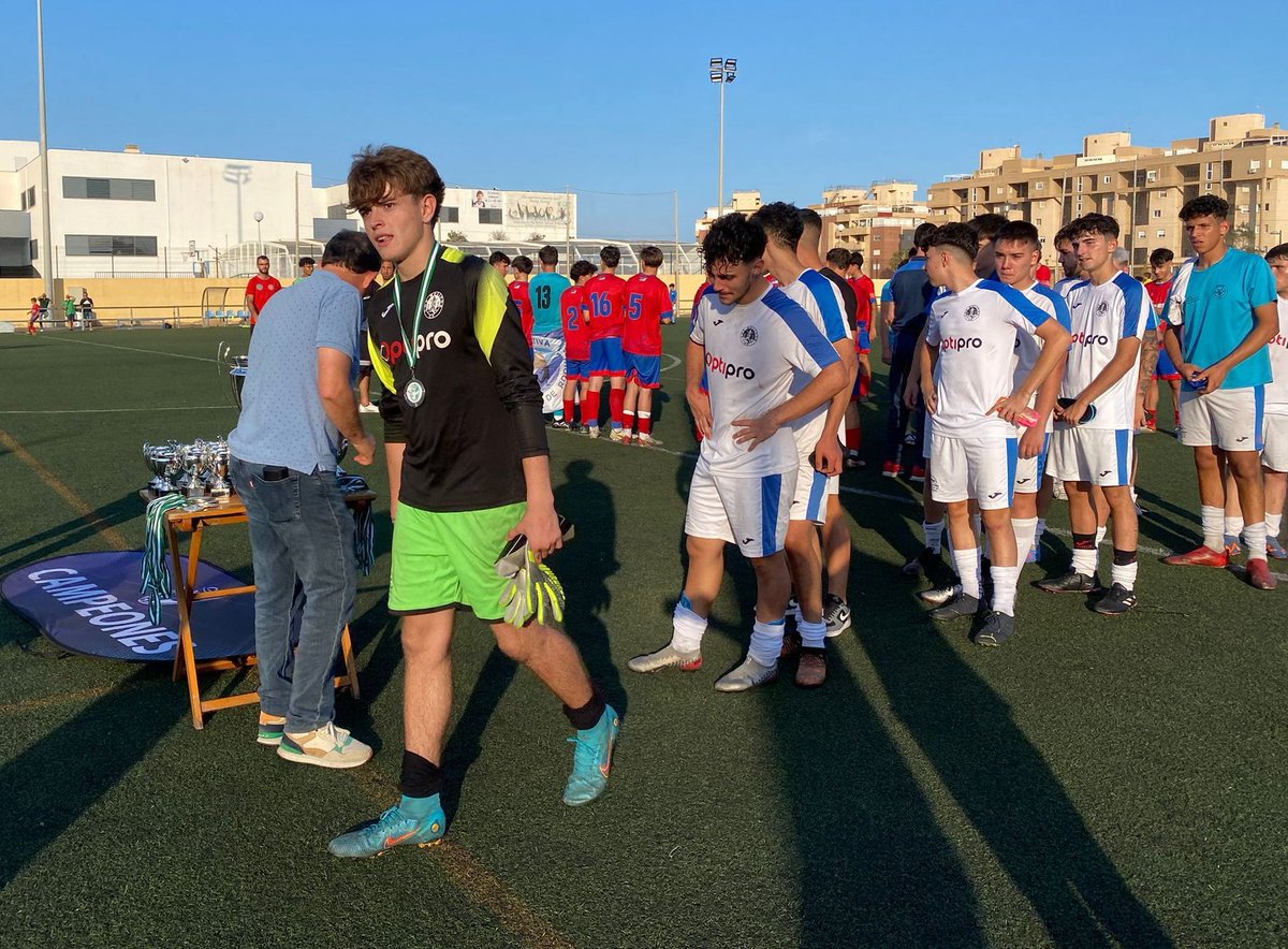 RFAFAlmeria's tweet image. ⚽ El @UdCiudad se proclama Campeón de la 3a And. Juvenil🥇

🥈El segundo puesto fue para @losmolinoscf 

🏆 Hizo entrega de la copa y sus réplicas, y de las medallas de Subcampeón, el Vicepresidente @pedrolopez2012

🔝¡Enhorabuena a ambos equipos! 👏👏👏

💟 FútbolRFAF