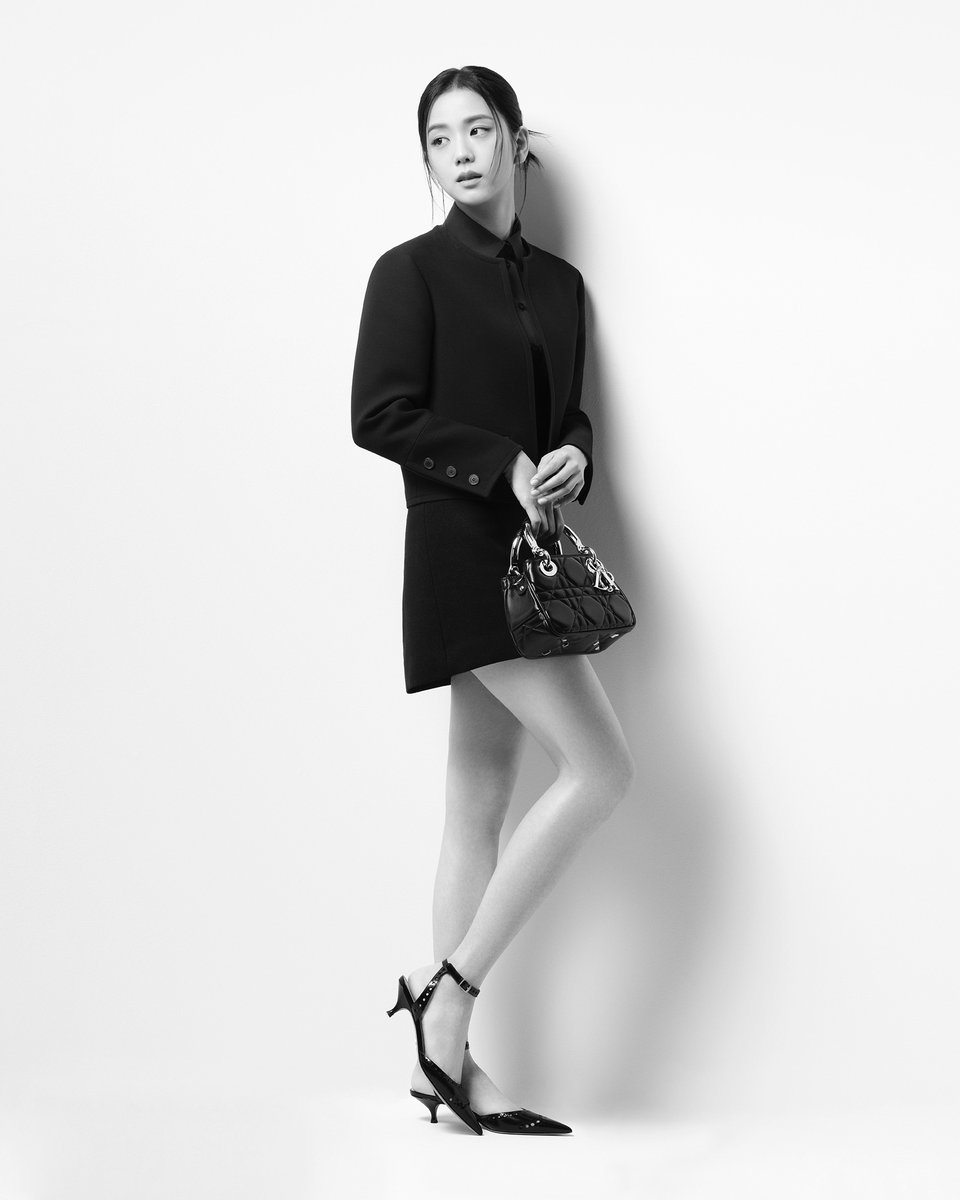 With her assured elegance, JISOO, our fashion and beauty global ambassador, illustrates the contemporary identity of the #DiorLady9522 by Maria Grazia Chiuri. Her Small black version shows off the soft contours and Cannage quilting on.dior.com/lady-9522.
© Brigitte Lacombe