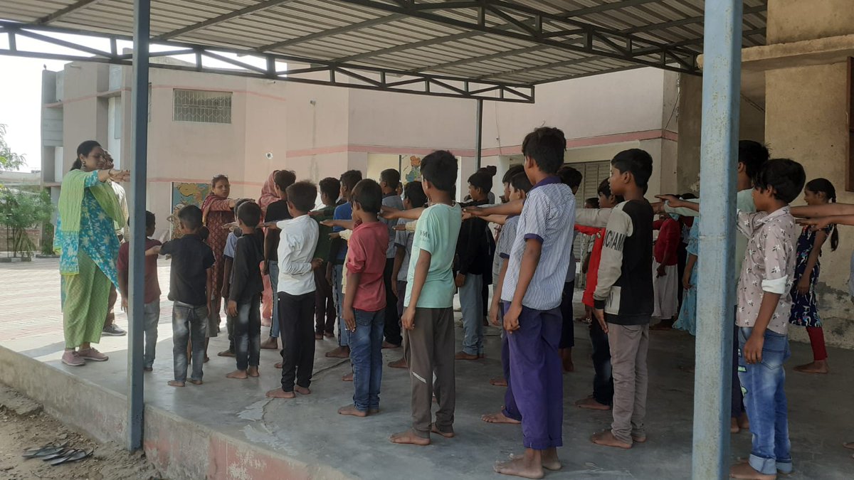 amcmsbofficial's tweet photo. આજરોજ નવા શૈક્ષણિક સત્ર શરુ થતા બાળકો ઉત્સાહભેર શાળાએ આવ્યા.
તેમજ સ્વચ્છતા સંદર્ભે બાળકોએ પ્રતિજ્ઞા લઈ ક્લીન અમદાવાદ – ગ્રીન અમદાવાદ પ્રોજેક્ટ અંતર્ગત સ્વચ્છતા રેલી, પ્રભાત ફેરી , સ્વચ્છતા જાગૃતિ અભિયાનમાં બાળકોએ ભાગ લીધો.
#amcschools #amcschoolboard #AMC #CMOGuj https://t.co/s6YNLNJtIx