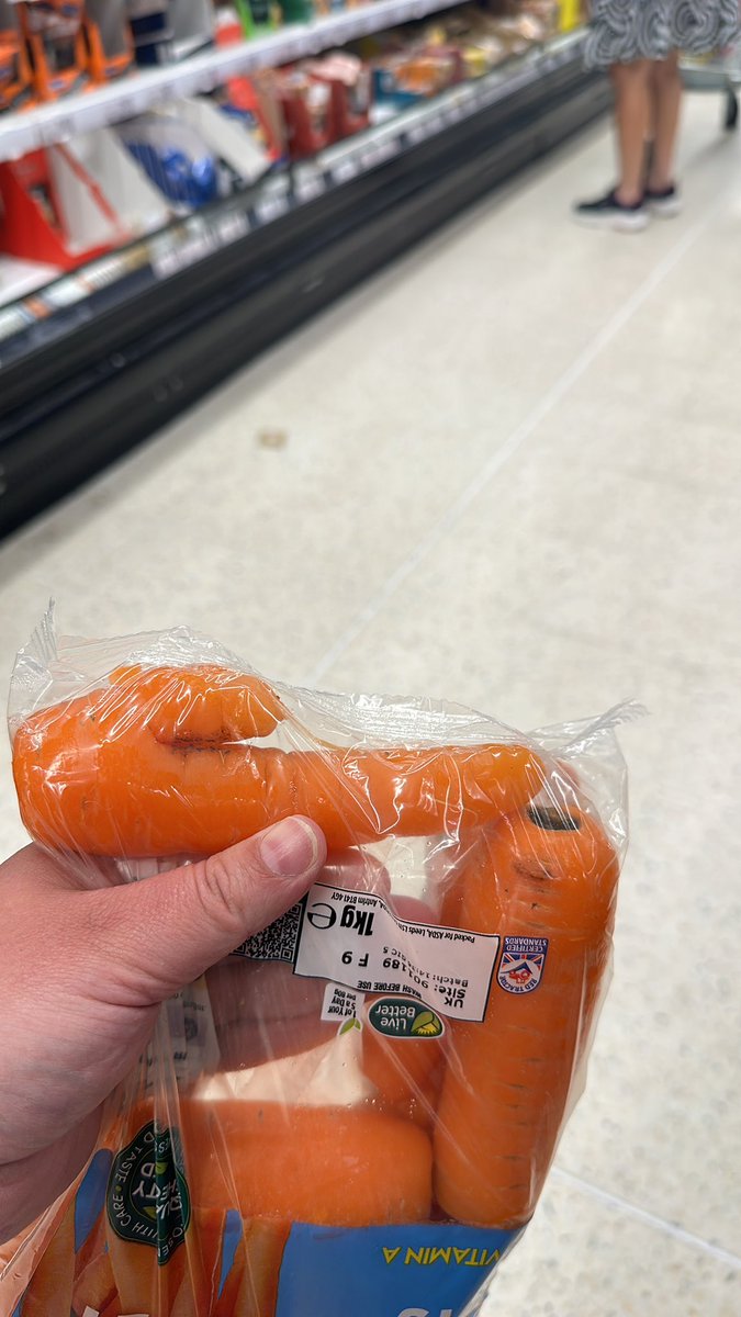 Wennawoos's tweet photo. @asda nice carrots Asda!!! #thatsasdaprice #naughtycarrots https://t.co/VOFcRqFNrx