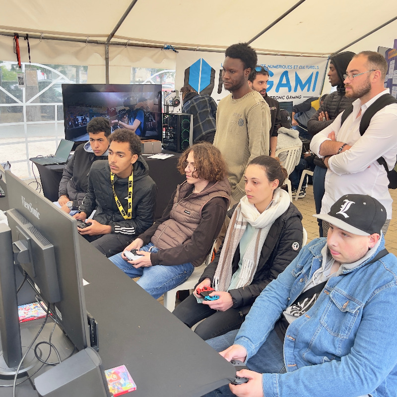 RCValdeLoire's tweet photo. #Numérique 💾
↪️ Les @HumanTechDays continuent leur tournée avec le @crijcentre : RDV sur notre #PlaceDuNumérique ce mardi à #Bourges 📍

🧐 Au menu : découverte des métiers et formations, divertissement et loisirs numériques, prévention (piratage, cyber-harcèlement, hacking…)