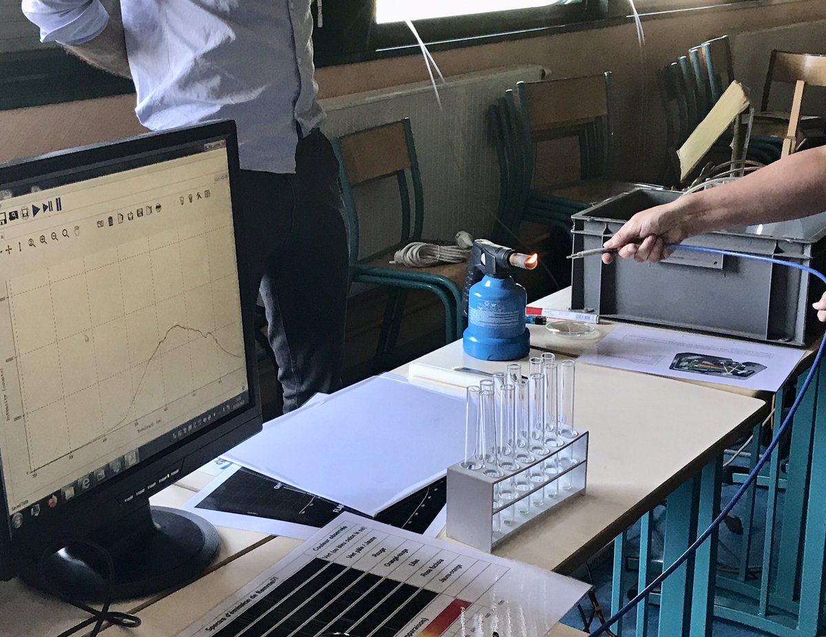 Pour terminer l’atelier @CoSchoemaecker chercheuse @PC2A_umr8522 @CperEcrin aborde le sujet de l’analyse des flammes par la lumiète, leurs couleurs nous renseignent sur leur composition… l’étude de la combustion est donc utile pour étudier les polluants atmosphériques !