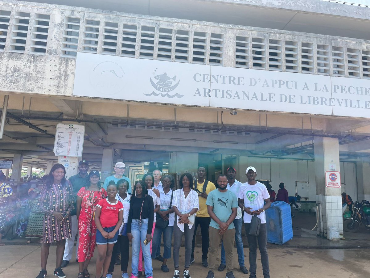 Franceaugabon's tweet photo. 🇫🇷🇬🇦 #NuitdesIdées2023 #Gabon
Une quinzaine de participants ont découvert la biodiversité marine au marché aux poissons du #CAPAL. 🎣
Guidés par @ird_fr ils ont exploré le marché, apprenant sur les espèces locales comme le #capitaines et les #carangues.🐟🐠
#RéenchanterLaNature https://t.co/pvzgsJApQ6
