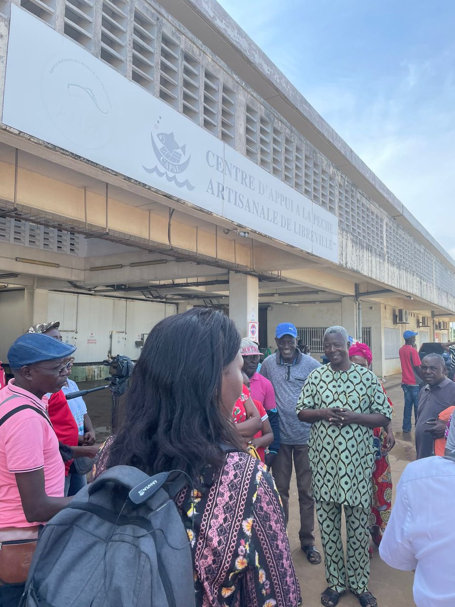 Franceaugabon's tweet photo. 🇫🇷🇬🇦 #NuitdesIdées2023 #Gabon
Une quinzaine de participants ont découvert la biodiversité marine au marché aux poissons du #CAPAL. 🎣
Guidés par @ird_fr ils ont exploré le marché, apprenant sur les espèces locales comme le #capitaines et les #carangues.🐟🐠
#RéenchanterLaNature https://t.co/pvzgsJApQ6