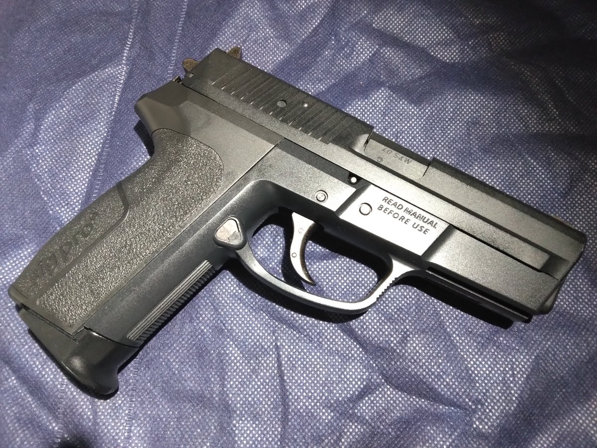 mkb42hmkb42w's tweet photo. ちと古い?
1999年12月?KSC SIG SAUER Pro SP2340ですね!
時代を感じさせない俊敏なブローバック
キレのある良い感触のトリガー!
同社のP226より良いのでは??
驚きました
#KSC #SP2340 #エアガン https://t.co/vucyOqFbpV