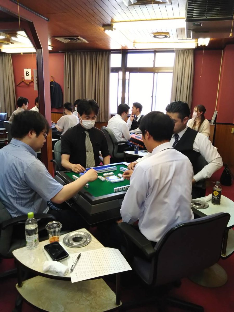 Treue_Liebe's tweet photo. 連盟北陸支部
新人研修リーグ

スタッフとして、新人〜若手の皆さんへ出来うる限りのアドバイスをしてきました
所作や手組、局面や持ち点毎の押し引き判断等
先達の知識の一部が、彼ら彼女らの経験となって飛躍してくれる事を願ってます

これは声を大にしてお伝えしたい
北陸の麻雀は、今、熱いです！ https://t.co/mZYm6JSkDa