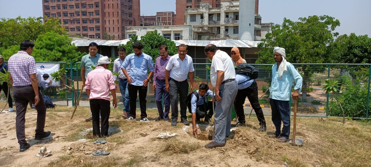 AnandCampus's tweet photo. Taru Pallav Mitra Club of  AEC celebrated World Environment Day 2023. A number of activities including Plantation, Run for Environment and Power point Presentation on the theme "Solution to Plastic Pollution" were organised.
#Anandcampus #shardagroup #WorldEnvironmentDay https://t.co/p2YFRRlSyJ