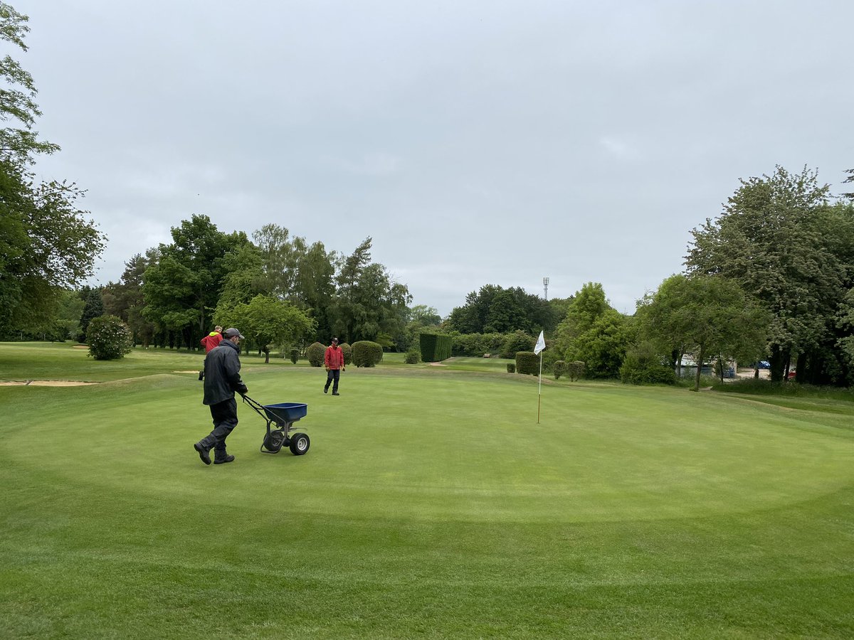 bgcgreenkeeper's tweet photo. Black gold going on the greens this morning @terralift TX10 supplied by @Aitkens_turf @andyaitkens74 #ifyouknowyouknow https://t.co/TOfBTyuzDV