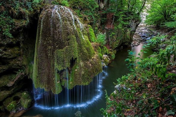 There's a waterfall in Romania whose aspect and colors make it look like it came out from a fairly tales book 

[read more, with more photos by Teea Cristea: buff.ly/2w5HGxg]