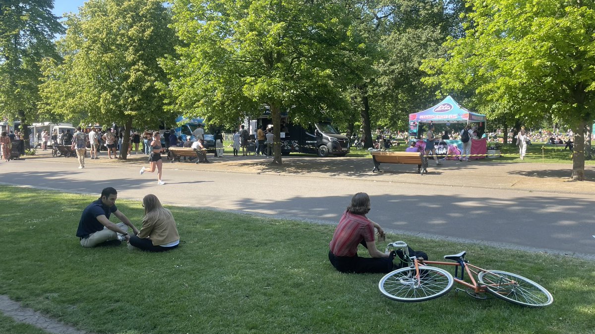 gauravdubs's tweet photo. Vicky park was popping off yesterday. What a vibe, there were so many people around. It was so nice to lay on the grass after the run ☀️😎
(5.9km, 5’23”/km)

#running #runnershigh #solorun #fitness #photography #london #canal #streetart #graffiti #spring #sunnyday #sunshine #calm https://t.co/vTAVRZ2rch