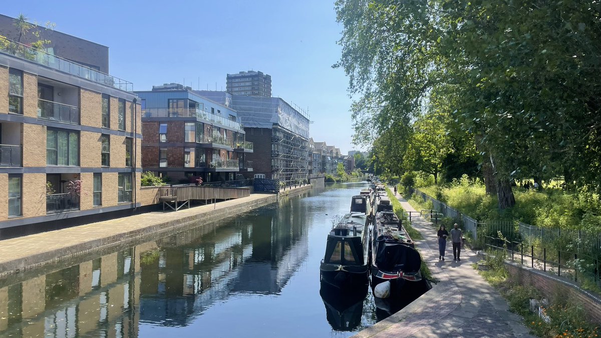 gauravdubs's tweet photo. Vicky park was popping off yesterday. What a vibe, there were so many people around. It was so nice to lay on the grass after the run ☀️😎
(5.9km, 5’23”/km)

#running #runnershigh #solorun #fitness #photography #london #canal #streetart #graffiti #spring #sunnyday #sunshine #calm https://t.co/vTAVRZ2rch