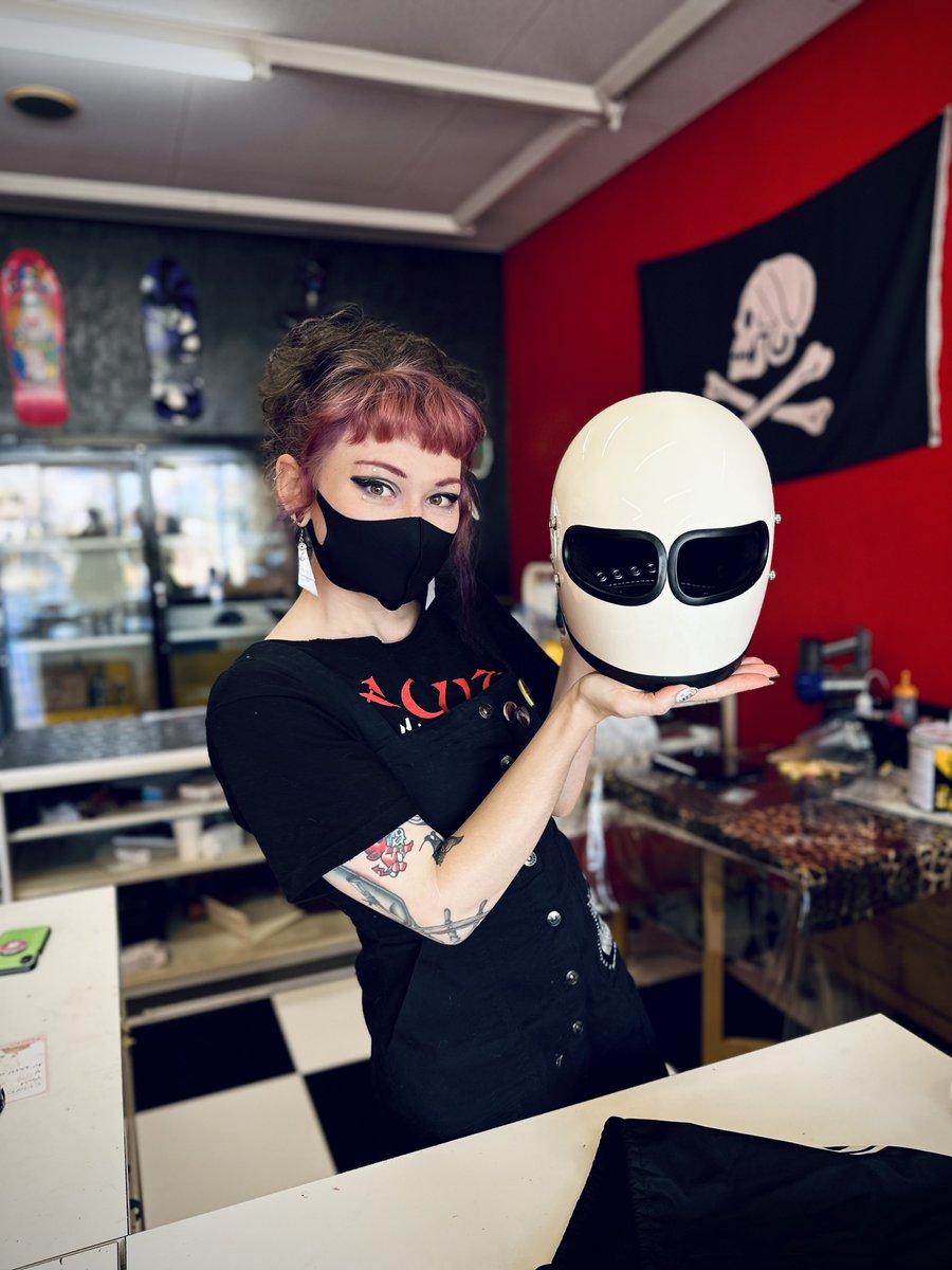 soulmeat1129's tweet photo. ヘルメットのピンストオーダー時
ネキ「キーワードを入れたいの。何かある?」
私「昔から温めてたのがあります。」
ネキ「これ英語じゃないね。なんて意味?」
私「イキリです。」
ネキ「wow!カッコイイ。なんとなく意味わかる。」
#Entono https://t.co/9yWmmBbdHg