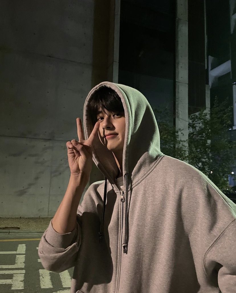 [IG] 230605 kimminkyu_0312 instagram update 🤍

“ เดินเล่นตอนกลางคืน ~ ”

🔗  instagram.com/p/CtGpBzzPNlL/…

#김민규 #민규 #KIMMINKYU #คิมมินกยู