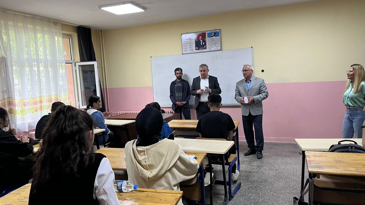KigiKaymakam's tweet photo. Üsküdar Belediyesi tarafından gönderilen Online Sınavlara Hazırlık Mödülü öğrencilere, Sn Kaymakamımız Muhammet İKİS ve İlçe Milli Eğitim Müdürümüz tarafından dağıtıldı. Sn Kaymakamımız Muhammet İKİS, katkılarından dolayı Üsküdar Belediye Bşk Hilmi TÜRKMEN’e teşekkürlerini iletti https://t.co/ilBmGRh05U