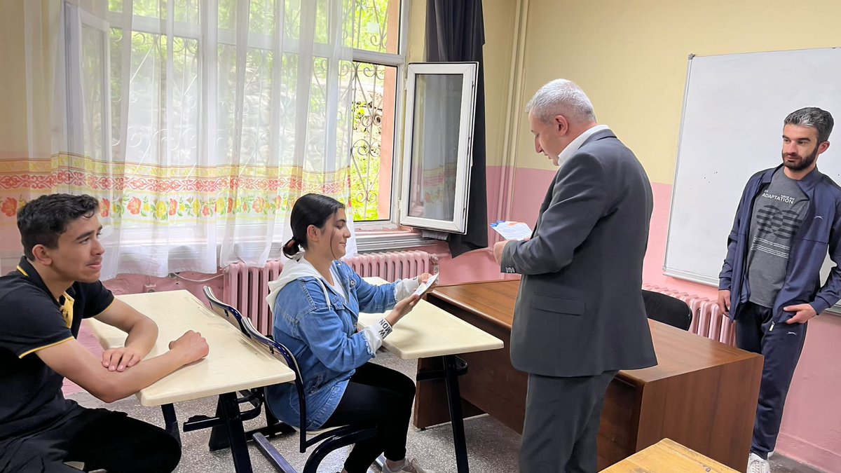 KigiKaymakam's tweet photo. Üsküdar Belediyesi tarafından gönderilen Online Sınavlara Hazırlık Mödülü öğrencilere, Sn Kaymakamımız Muhammet İKİS ve İlçe Milli Eğitim Müdürümüz tarafından dağıtıldı. Sn Kaymakamımız Muhammet İKİS, katkılarından dolayı Üsküdar Belediye Bşk Hilmi TÜRKMEN’e teşekkürlerini iletti https://t.co/ilBmGRh05U