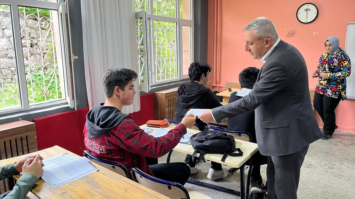 KigiKaymakam's tweet photo. Üsküdar Belediyesi tarafından gönderilen Online Sınavlara Hazırlık Mödülü öğrencilere, Sn Kaymakamımız Muhammet İKİS ve İlçe Milli Eğitim Müdürümüz tarafından dağıtıldı. Sn Kaymakamımız Muhammet İKİS, katkılarından dolayı Üsküdar Belediye Bşk Hilmi TÜRKMEN’e teşekkürlerini iletti https://t.co/ilBmGRh05U
