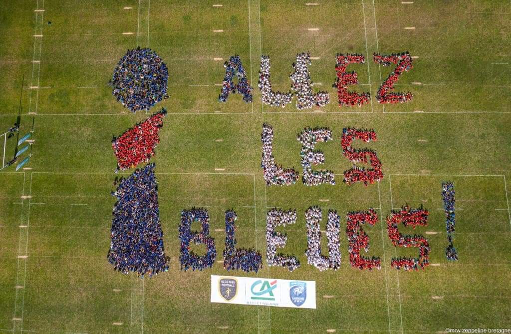 LBFoff's tweet photo. [JEUNES]
La belle photo de la Journée Nationale des Débutants du @DistrictFoot35 en collaboration avec le @CreditAgricole ! 

Tous derrière les Bleues pour le Mondial 🤩 https://t.co/SOEHDFzZkx