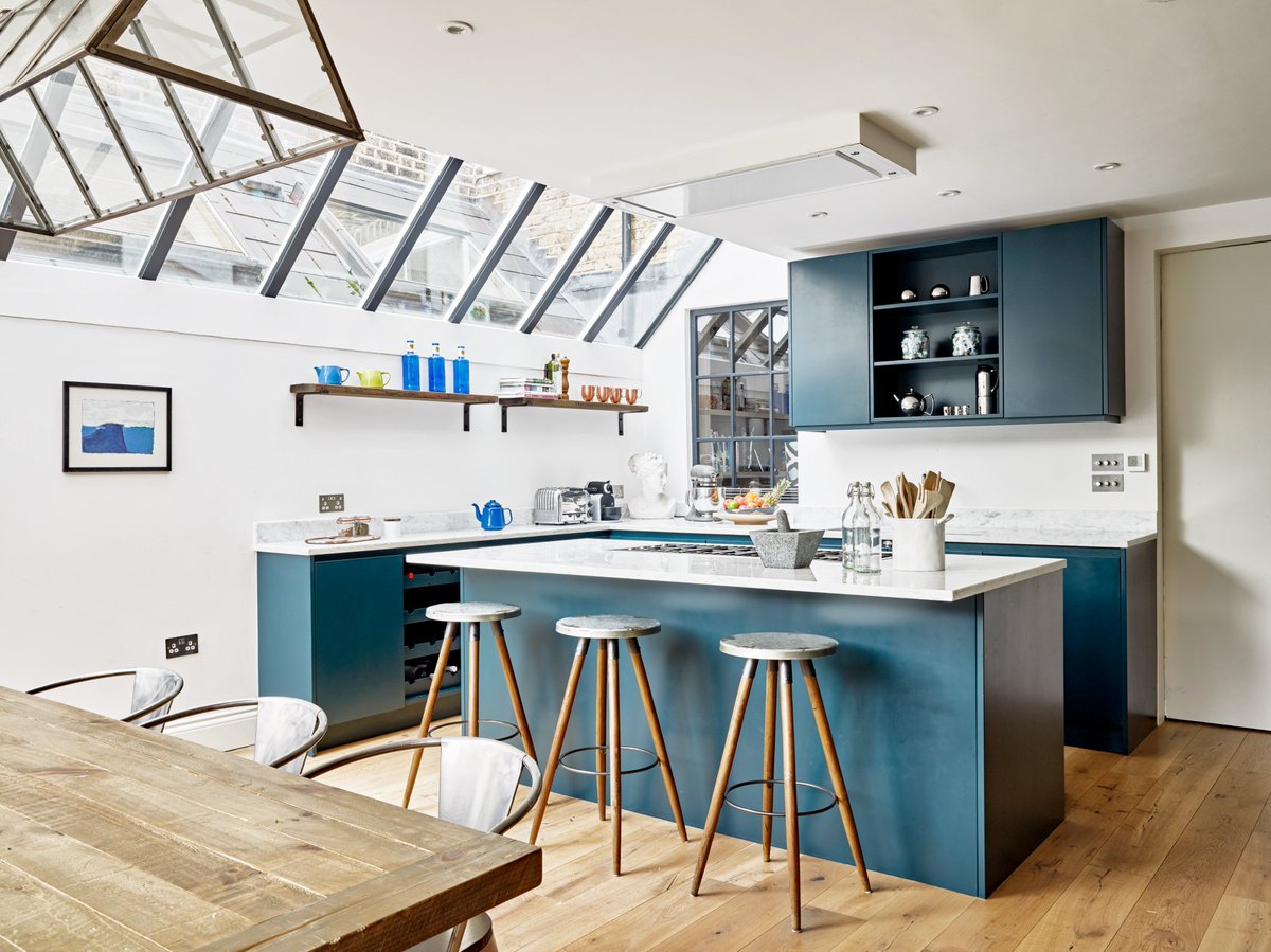 TorInteriors's tweet photo. Beautiful blue cabinets standing out against crisp white walls 💙
#torinteriors #interiordesign #interiordesignersuk #london #londonhomes #londoninteriors #kitchen #kitchendesign #kitcheninspo #bluekitchen #sidereturnextension #luxuryhome https://t.co/tM8d4TZ2JL