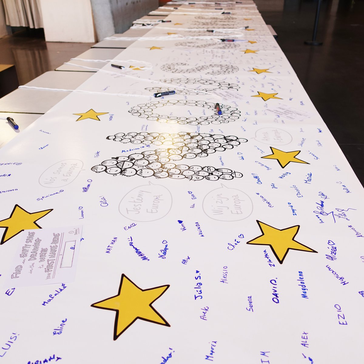 Clearmindfactor's tweet image. Invité par @toutelalsace à réaliser une « fresque d’or » de 13 m2 afin de permettre à 1200 jeunes européen.n.es de 12 ans de laisse une trace autographique à l'occasion de leur concert pour les 70 ans du @Europarl_FR @noussommesleurope