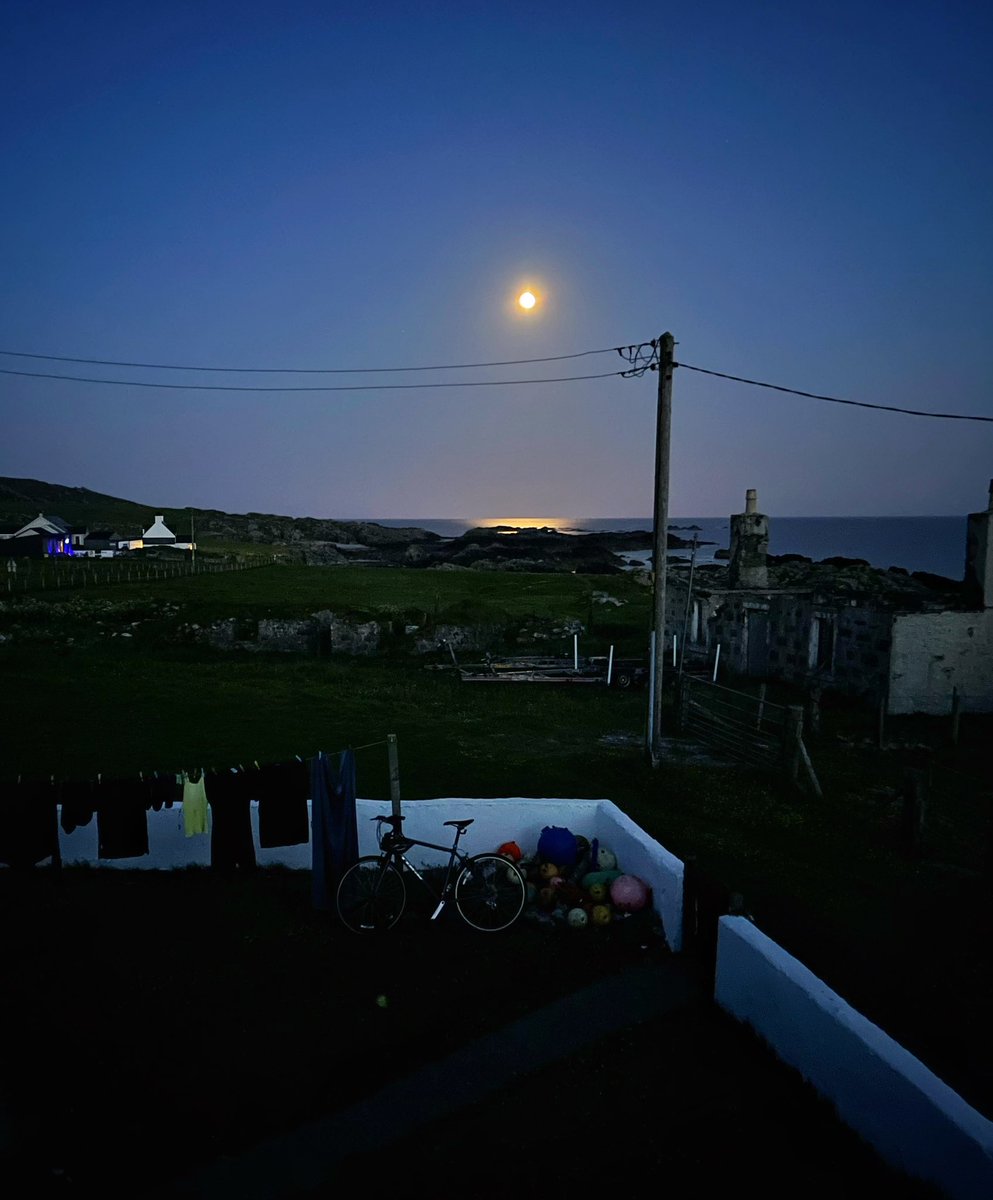 #wexmondays #fsprintmondays #sharemondays2023 

Moon over Tiree