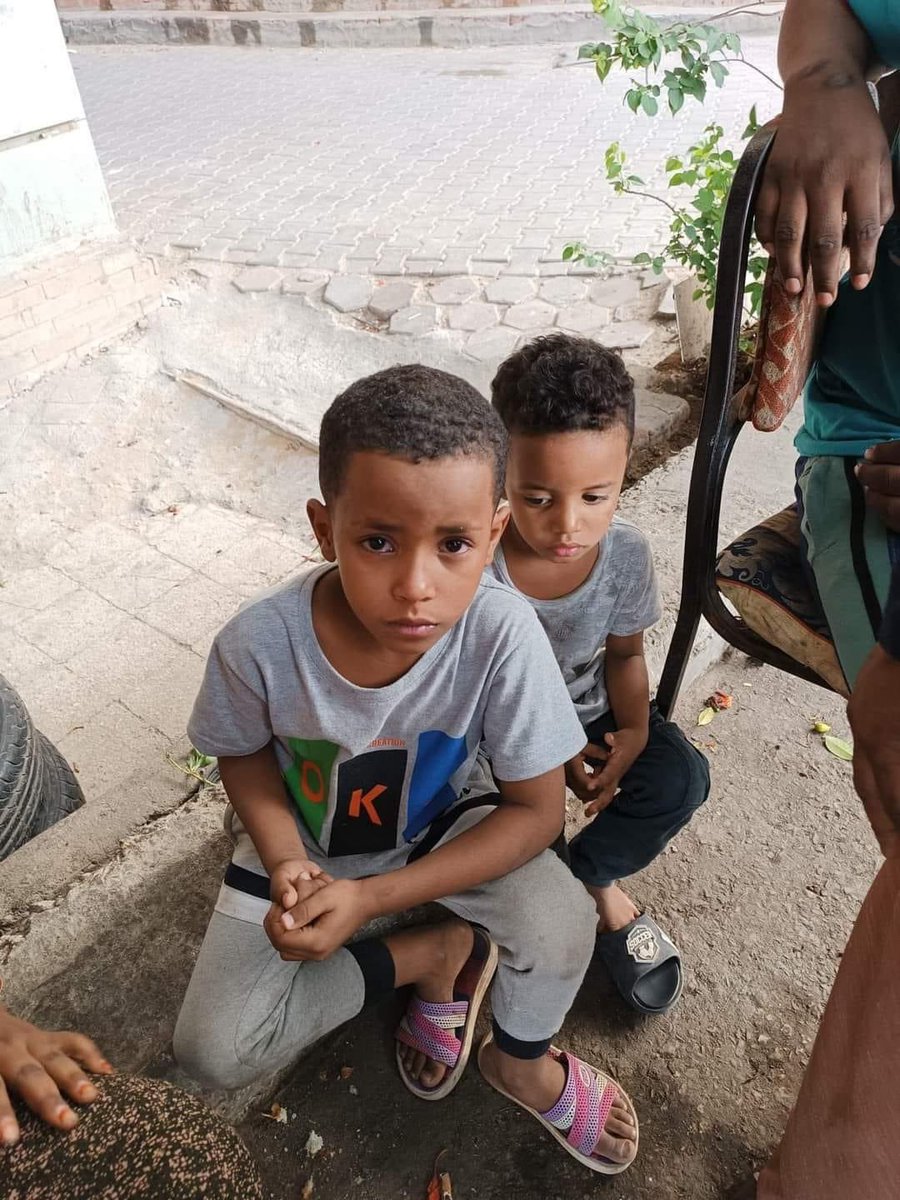 🔴 رتويت كلك بالله 
 ديل ضائعين جوار كوبري الشربجي
يا جماعة عليكم الله دا ما السودان حافظو علي اولادكم في بيوتكم ..
احمد الخواض