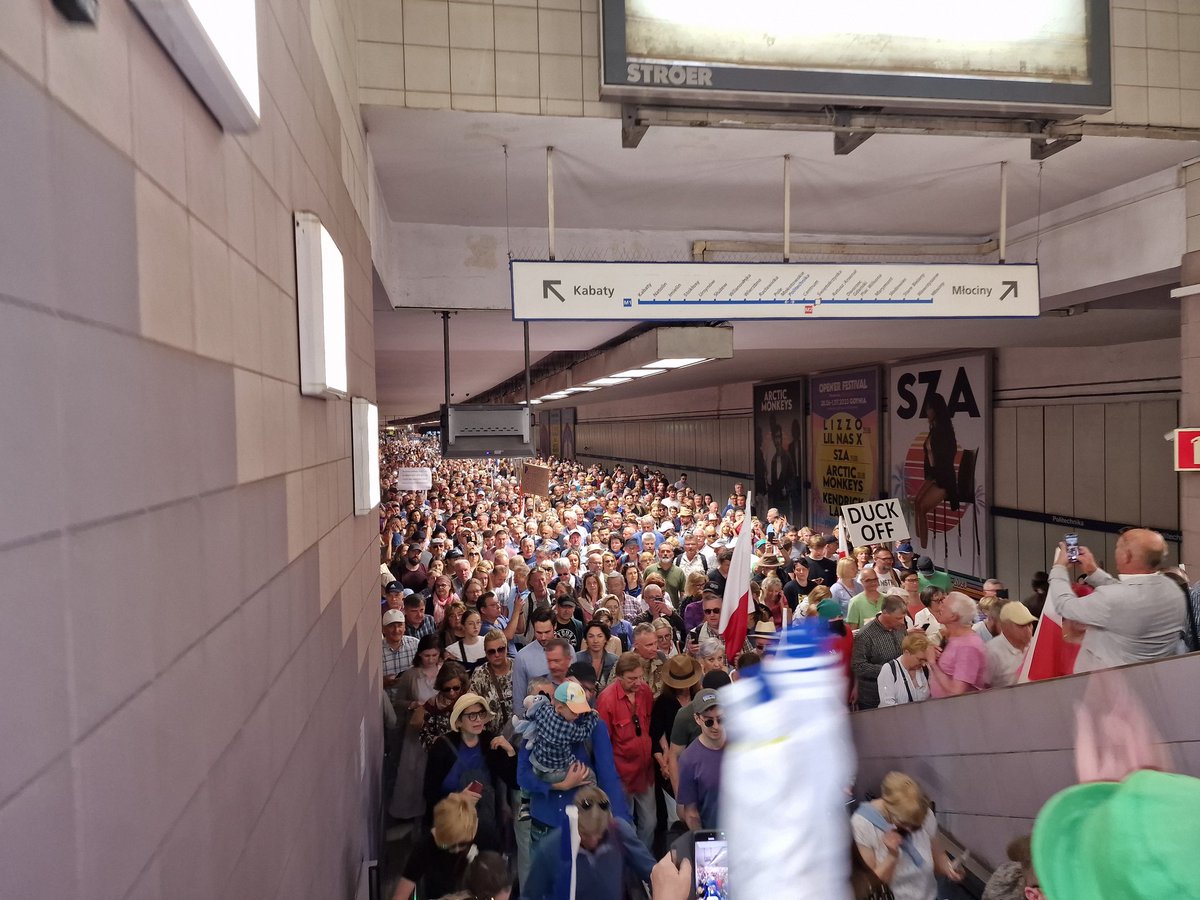 Dobra, skończmy to opowiadanie bajek (eufemistycznie mówiąc).
Od Placu na Rozdrożu do Placu Zamkowego jest 3300 m. Szerokość ulic i trotuarów to średnio 30 m. Mówimy więc o powierzchni ok. 99000 m2. W tak gęstym tłumie można przyjąć 4 osoby na m2, co daje ok. 400000 osób. Do tego