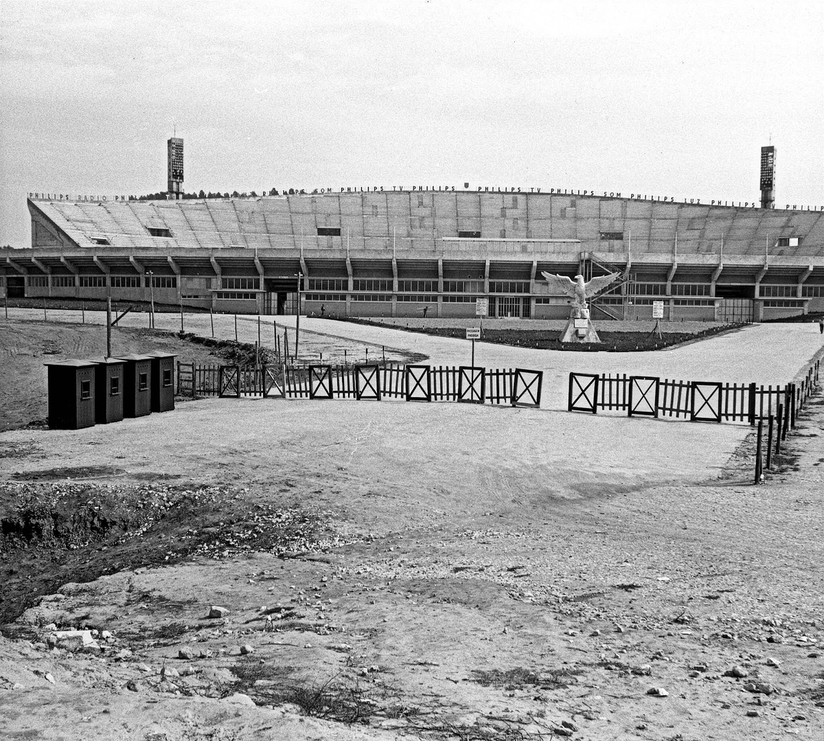 Lisboa_Antiga's tweet photo. Estádio da Luz, 1962, já dotado de torres de iluminação (1958) e da 1ª fase do 3º anel.
Perspetiva da 2ª Circular em construção

Fotografia João Goulart, in @ArquivoLisboa 
#Lisboa #Lisbon #Lissabon #follow #LisboaAntiga #LisbonHistory #Lisbonne #Portugal #slb #SLBenfica #benfica https://t.co/gss5DNWYRp