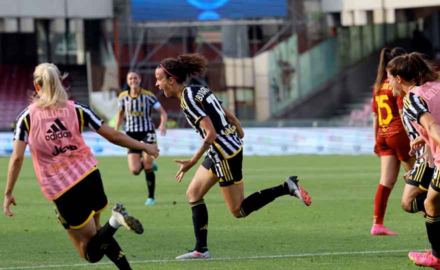 La Juventus batte 1-0 la Roma e vince la terza Coppa Italia #calciodonne #manuelagiugliano #supercoppaitaliana #BarbaraBonansea #coppaitaliacalciofemminile #AnnamariaSerturini #juventuswomen #CristianaGirelli #AsRomaWomen #AlessandroSpugna... tinyurl.com/2o8s79fn