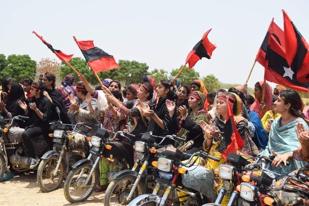 More power to female comrades of #SindhyanhiTehreek, who managed motorcycle rally to pay tribute to #RasoolBuxPalijo