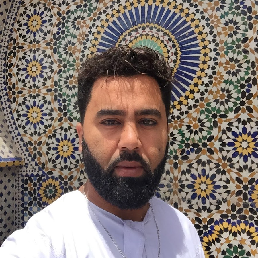 Lui c'est le maître artisan 🇲🇦 Nhari Abdel Ghani, avec ses équipes, il a été missionné par l'Algérie pour la réalisation des décorations mauresques de la grande Mosquée d'Alger. Bonne journée à tous 😎