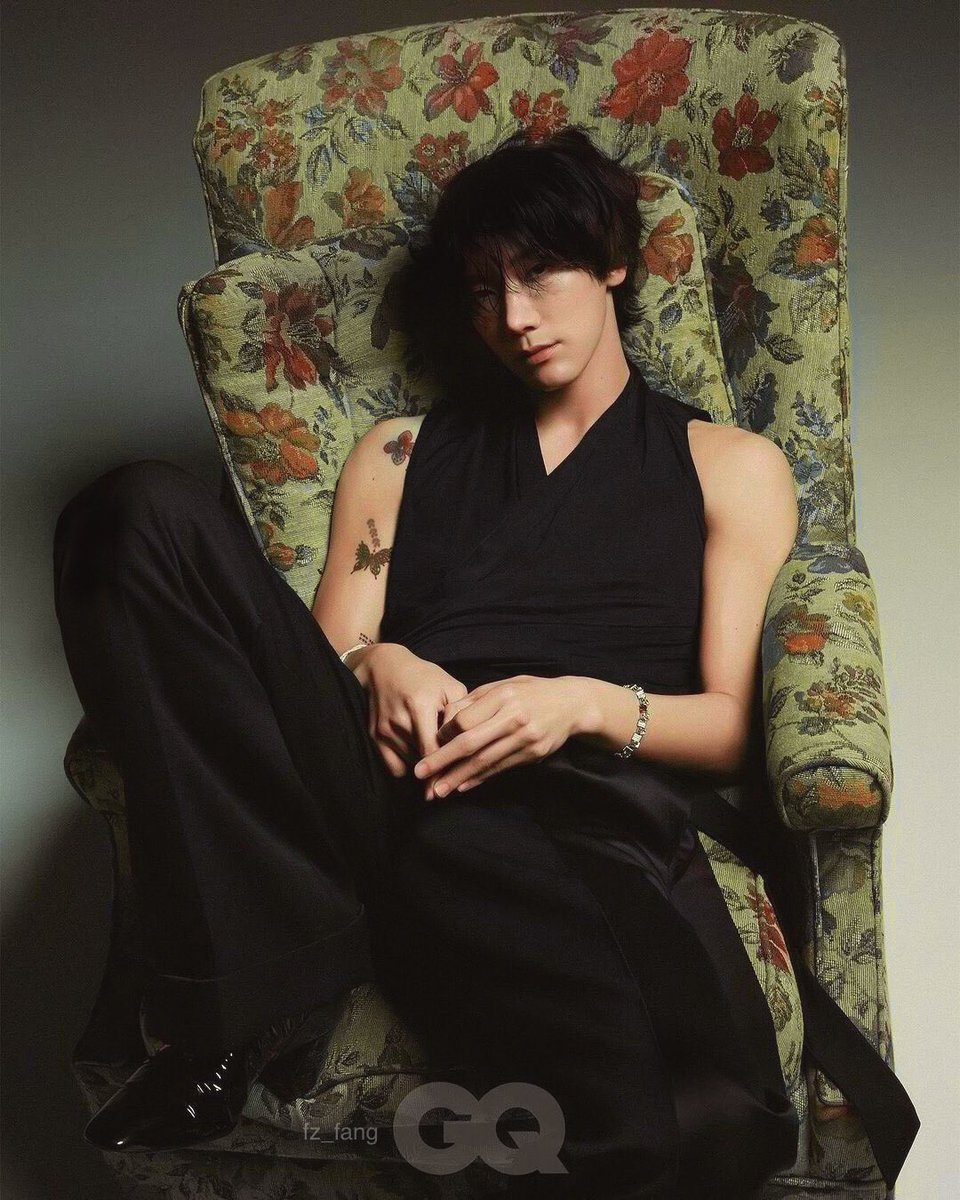 Fz_Fang's tweet photo. ไม่แน่ใจว่าจริงๆ แล้ว โซฟาสีอะไร 😂 
#GQThailandxTenxSaintLaurent https://t.co/S7WUBWztcf