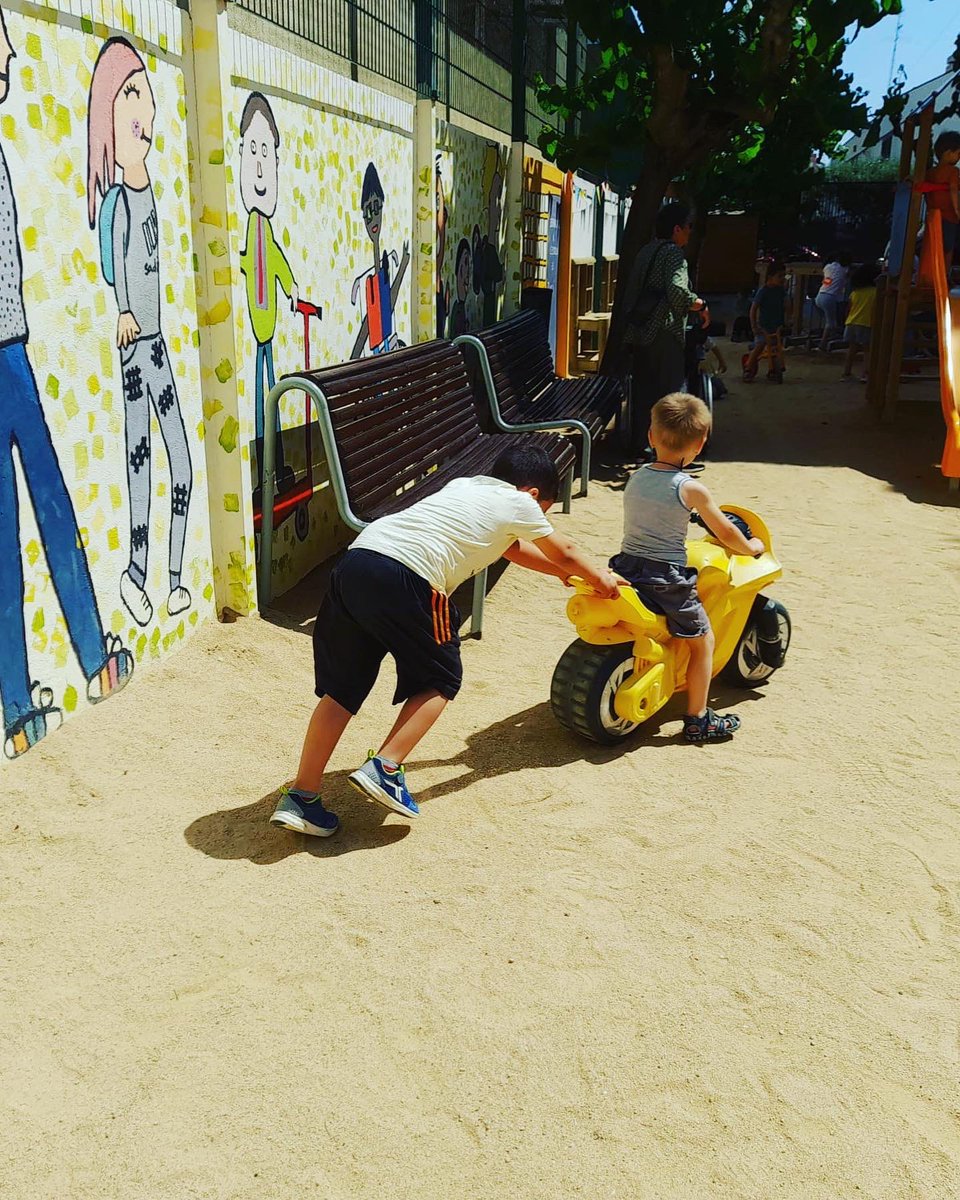 Avui la classe de les girafes, la de les papallones i la dels robots hem anat a jugar a l'escola el Dofí. Ens ho hem passat genial. #SomLaLió