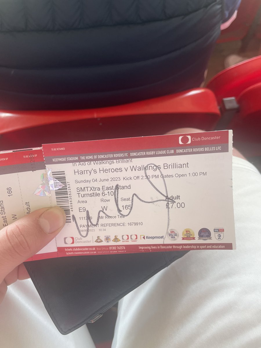 Tew_95's tweet photo. Reyt day yesterday meeting @RealRazor  at Doncaster @walkingsbrill ⚽️ https://t.co/uGCleGSwmP