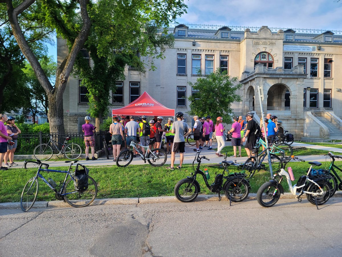 Busy (and gorgeous) morning at the @spirit_of_urban and @LauraSecordWSD #biketoworkday pit stop this morning! Come by for some free bells, buffs, cookies, smoothies, granola bars, and oranges until 9 am 🚲🚴
