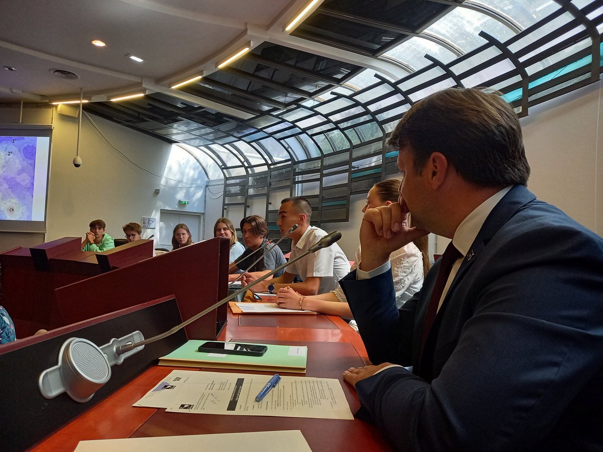 GabyCadiou's tweet photo. Déjà une année passée ac les jeunes élus.e.s du @crj... Merci au Psdt  @regionbretagne @LoigCG d'être venu à leur rencontre ce matin pr échanger sur #actualité #projets #avenir #envie #climat #égalité #santémentale #citoyenneté...des moments qui font du bien #Jeunesse #engagement https://t.co/3rHV23bpEV