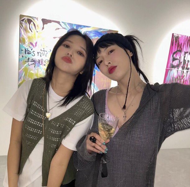 soyeon visited hyuna's exhibiton today 🫶🏻