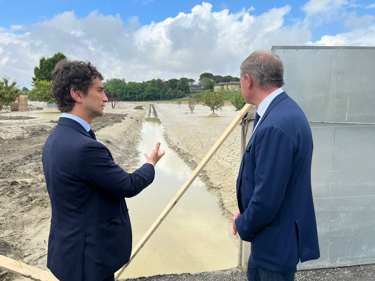 adolfo_urso's tweet photo. Ho visitato l’azienda Giovane Strada di #Forlì, duramente colpita dalle inondazioni dei giorni scorsi. Qui ho incontrato persone straordinarie che non si arrendono, che hanno deciso di rimboccarsi le maniche e ripartire nonostante i gravi danni e le difficoltà.  A loro e a tutte le aziende delle aree colpite non mancherà l’attenzione e il sostegno del governo