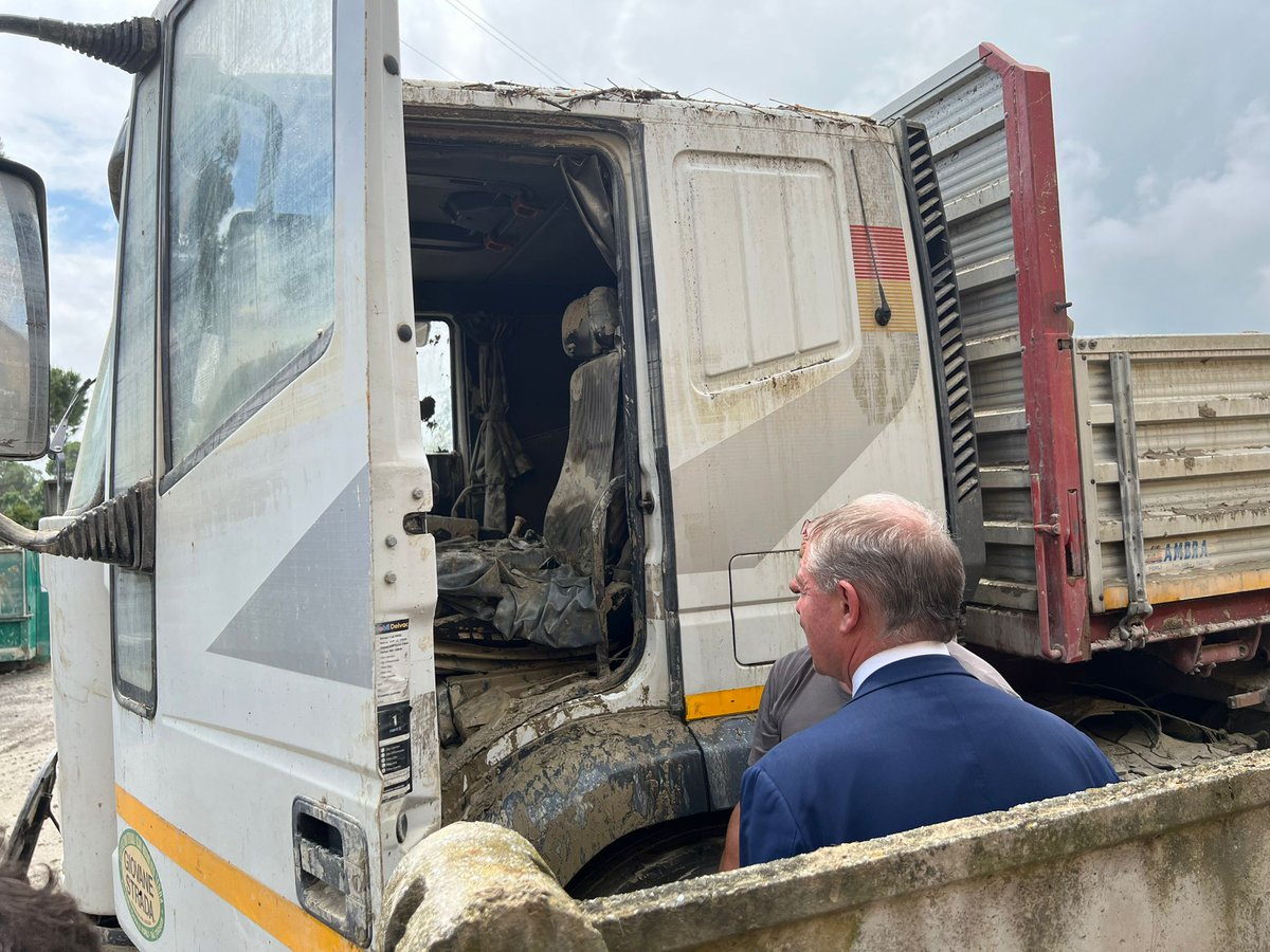 adolfo_urso's tweet photo. Ho visitato l’azienda Giovane Strada di #Forlì, duramente colpita dalle inondazioni dei giorni scorsi. Qui ho incontrato persone straordinarie che non si arrendono, che hanno deciso di rimboccarsi le maniche e ripartire nonostante i gravi danni e le difficoltà.  A loro e a tutte le aziende delle aree colpite non mancherà l’attenzione e il sostegno del governo