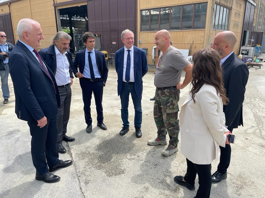 adolfo_urso's tweet photo. Ho visitato l’azienda Giovane Strada di #Forlì, duramente colpita dalle inondazioni dei giorni scorsi. Qui ho incontrato persone straordinarie che non si arrendono, che hanno deciso di rimboccarsi le maniche e ripartire nonostante i gravi danni e le difficoltà.  A loro e a tutte le aziende delle aree colpite non mancherà l’attenzione e il sostegno del governo