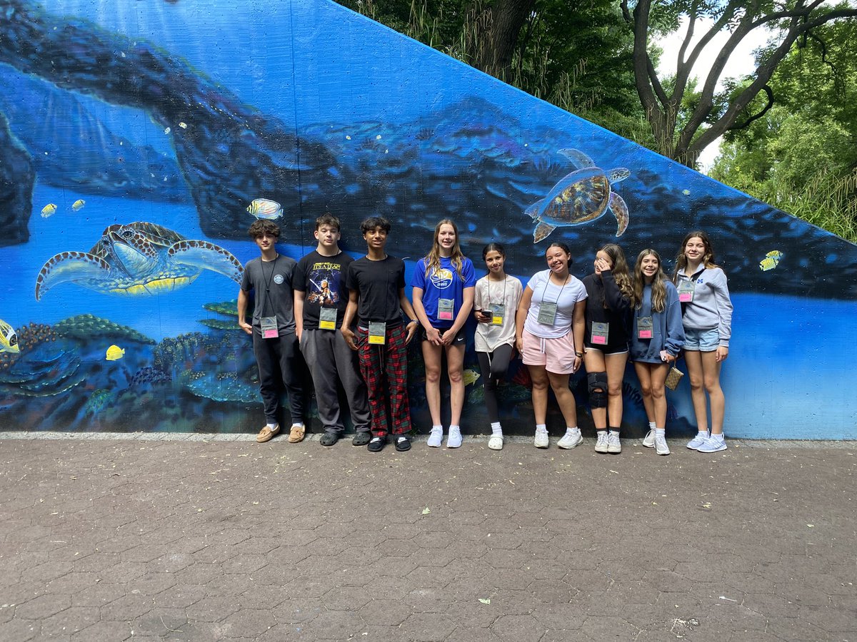 amandahough6's tweet photo. Day 1 in the books @MashpeeSchools 8th Grade DC Trip #FordsTheater #NationalZoo #FootballAnyone? #GreatKidsGreatDay @MMHS_789 https://t.co/n0baa8L9ie