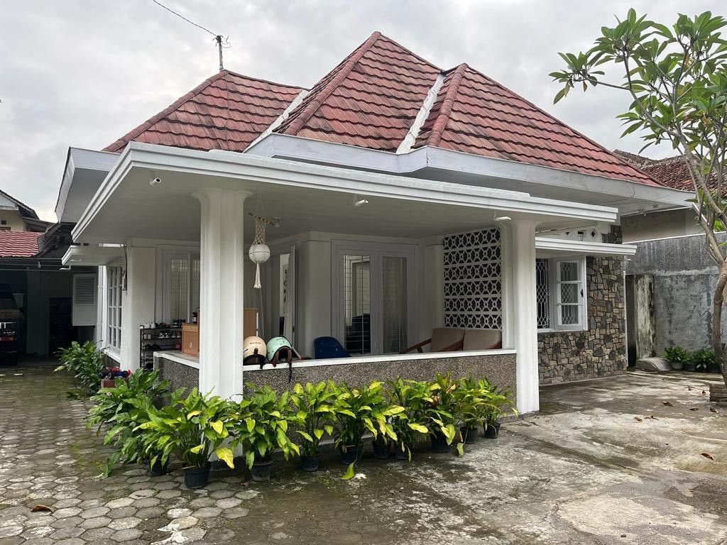 sangjuwita's tweet photo. Manifesting punya rumah sederhana tapi halamannya luas, child dan lansia friendly, tetangganya pada baik, syukur-syukur di kota, deket indomaret dan stasiun 🥺❤️ https://t.co/Q4q38oEkVv