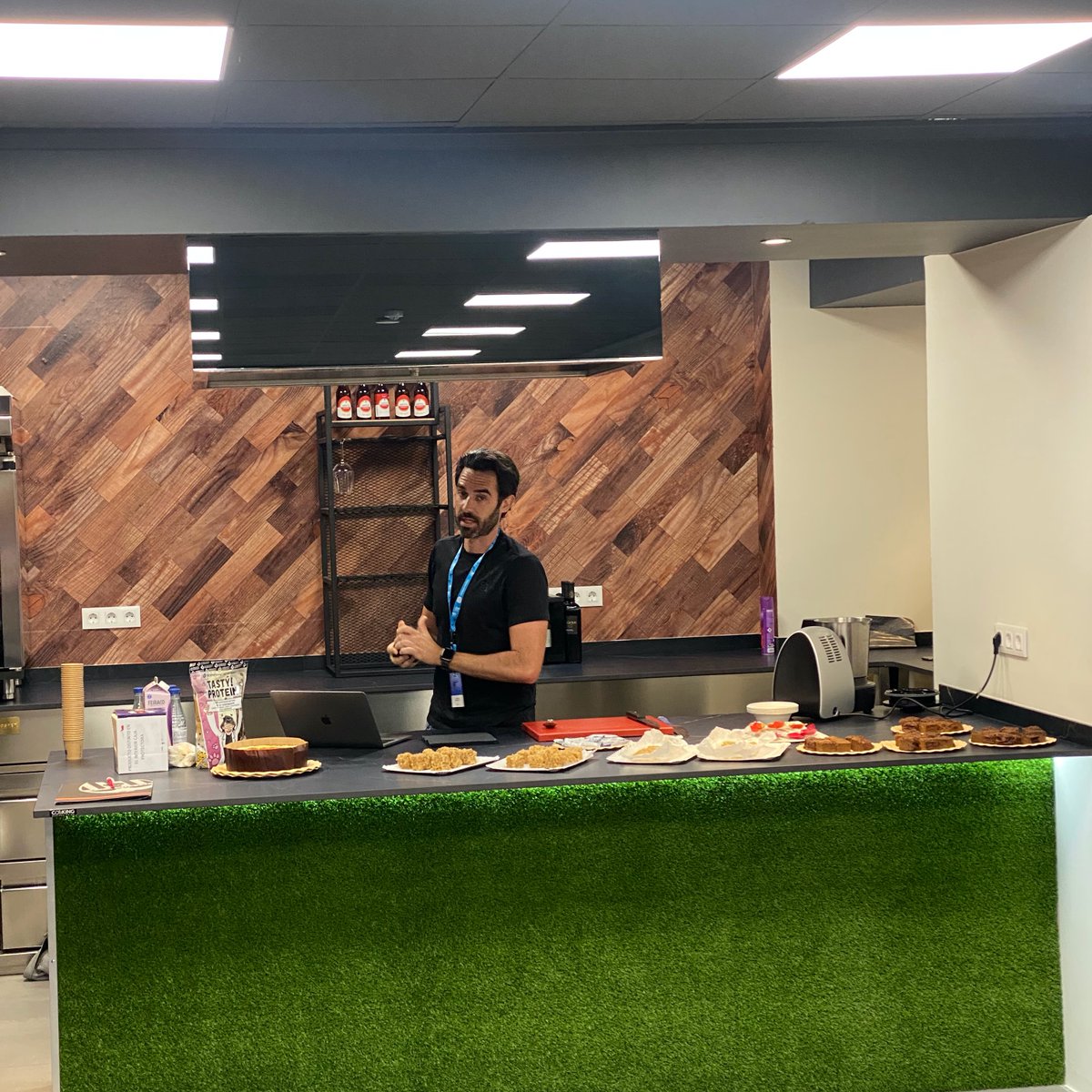 somosbsj's tweet photo. Tras los Talleres de Nutrición (📸) y Sumilab, turno ahora de la comida de trabajo para reponer fuerzas para las charlas y talleres de la tarde.

#XXVIICursoAEMEF @AEMEF_ 💫 https://t.co/nACL5mgzVh