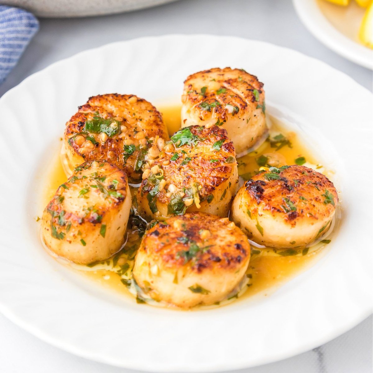 Melissa_MSSK's tweet photo. These crusted Pan Seared Scallops are basted in a fresh lemon garlic butter pan sauce. They're an easy yet impressive seafood dish, that takes minutes to make. #searedscallops #scallops #lemongarlicbutter #garlicbutter #lemonbutter #seafood #panseared
https://t.co/AvnZC1zsMt https://t.co/01JkPkGggA