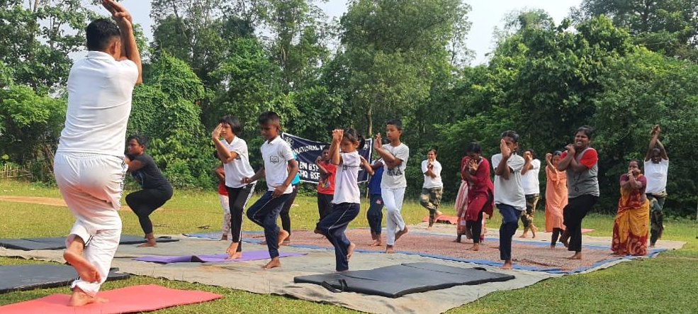 BSF_Tripura's tweet photo. 80 Bn #BSF conducted a yoga session at Anganwadi Bansgram Katlamura, Distt Khowai, #Tripura for the border residents, promoting the benefits of practicing #yoga for a healthy lifestyle. 
 
#yogainspiration 
#IDY2023 
#IDY
 
#FirstLineOfDefence
#GuardiansOfBorder
#NationFirst https://t.co/eBVzrsPKQB